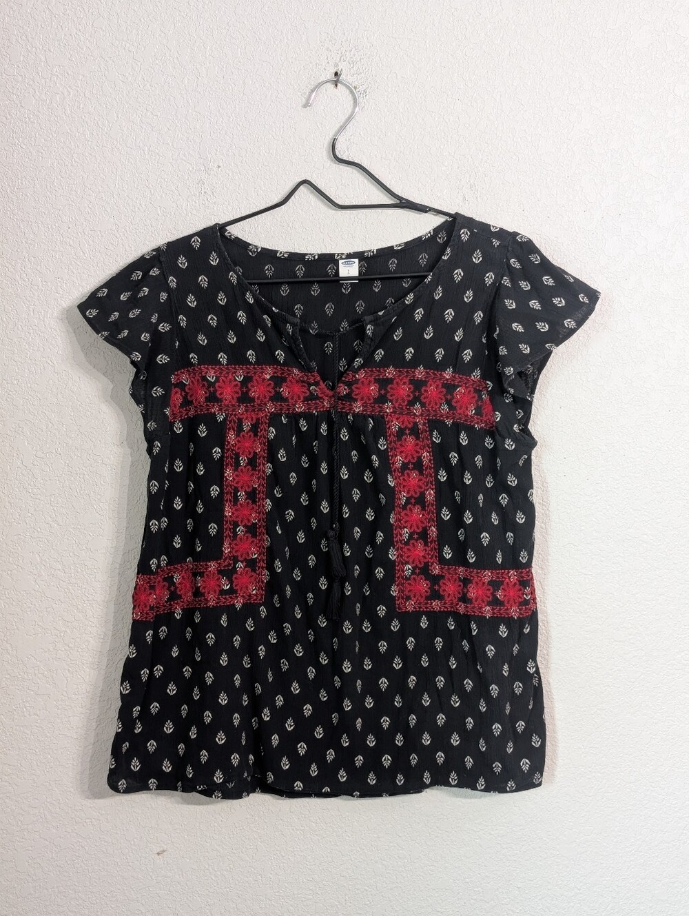 Old Navy Black Red Top Blouse Size L Flutter Sleeve Tassels Lightweight Boho